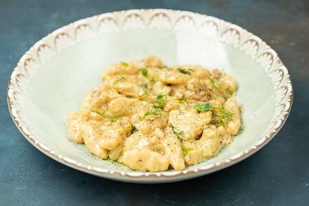 Картофельные ньокки в соусе из белых грибов