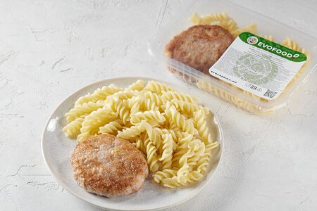 Бифштекс сочный с макаронами