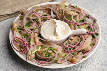 Грузди со сметаной