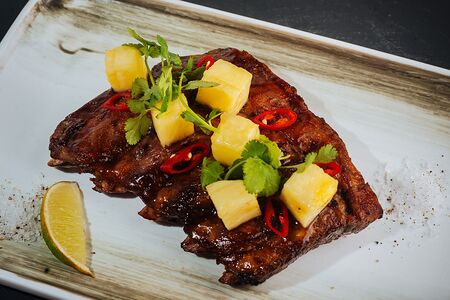 Рёбра BBQ с томатным соусом и ананасом