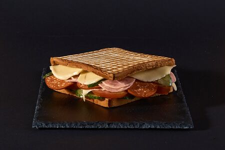 Сэндвич с ветчиной и пепперони