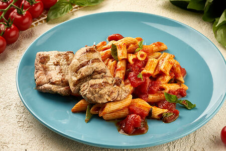 Паста с соусом арабьята и свиной вырезкой