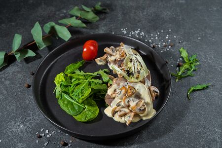 Говяжий язык под сливочно-грибным соусом