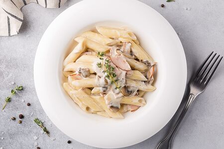 Пенне с ветчиной и грибами