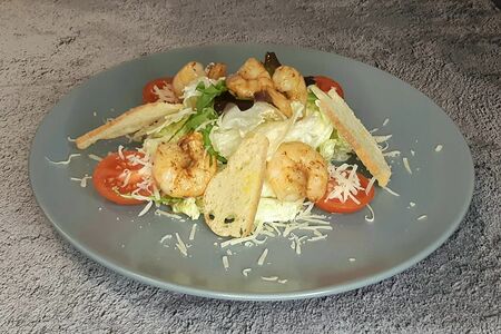 Салат Цезарь с креветками