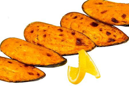 Мидии в ракушках со спайси-соусом