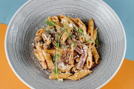 Пенне с рваной телятиной