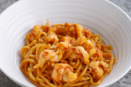 Пшеничная лапша с биском и креветками