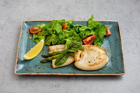 Кальмар на гриле со спаржей