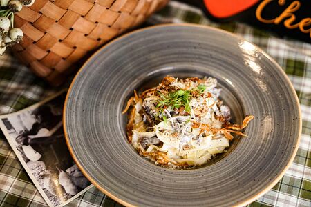 Паста с говядиной и чипсами из вешенок