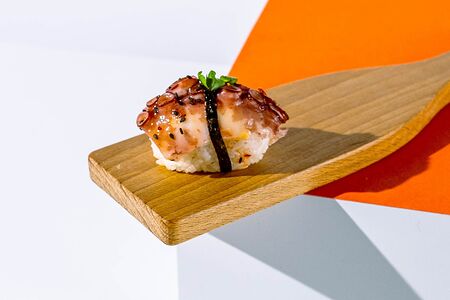 Суши с осьминогом