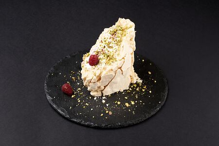 Меренговый рулет с малиной