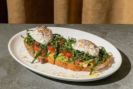 Брускетта с томатами и авокадо