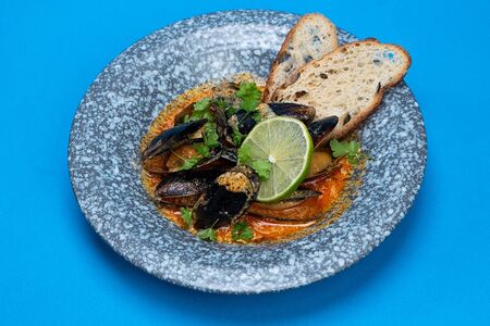 Мидии Том ям