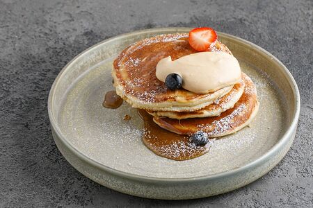 Панкейки с кленовым сиропом и ягодами