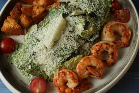 Салат Цезарь с креветкой