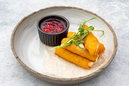 Жареный сыр Моцарелла с вишневым соусом