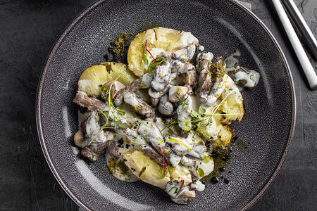 Бефстроганов из говядины с печеным картофелем