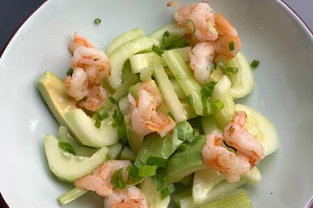 Салат с креветками и авокадо