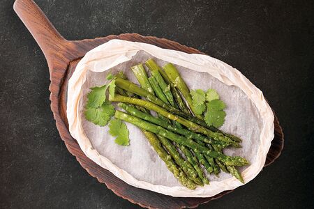Молодые побеги спаржи на мангале