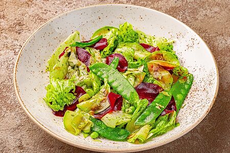 Хрустящий овощной салат со свеклой в бальзамической глазури и лепестками миндаля