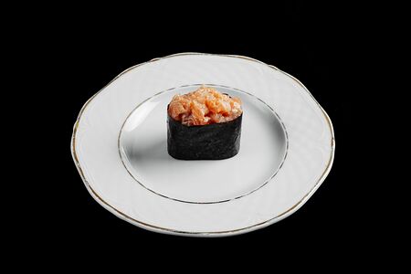 Гункан с лососем