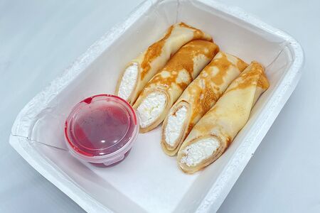 Блинчики с творогом и соусом из ягод