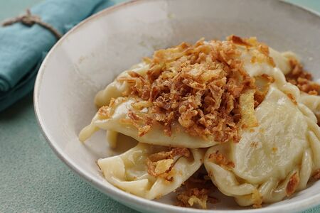 Вареники ручной лепки с картошкой и жареным луком