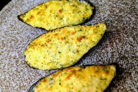 Запеченные мидии под чесночно-сырным соусом