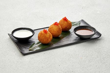 Боллы с креветками, лососем и рикоттой