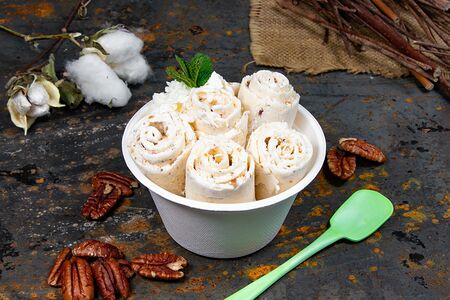 Кокосовое мороженое Бомба