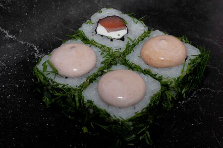 Ролл спайси с лососем