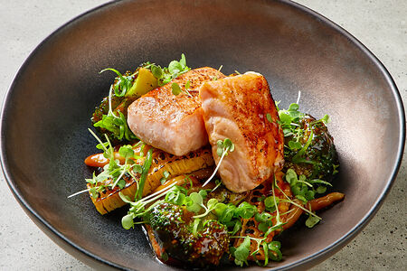 Филе лосося, брокколи, кукуруза, удон