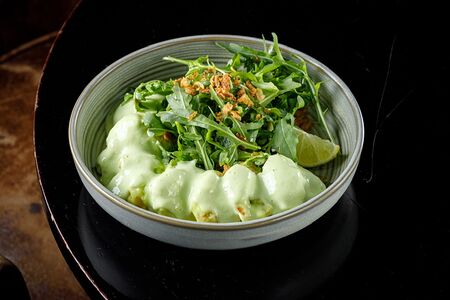 Креветки васаби с рукколой и соусом понзу