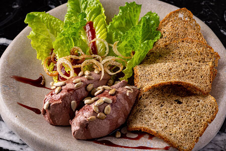 Паштет из куриной печени с соусом из портвейна и кленового сиропа