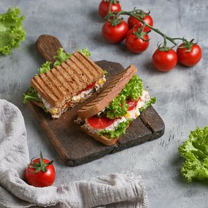 Քլաբ սենդվիչ թունայով և եգիպտացորենով