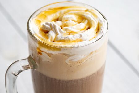 Американо с молочно-ирисовой карамелью