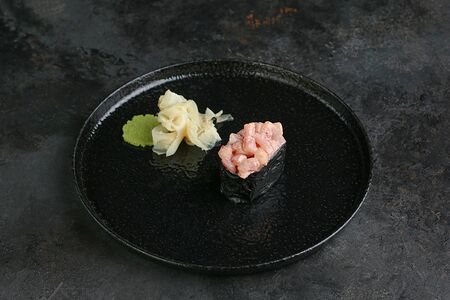 Спайси суши с щупальцами кальмара