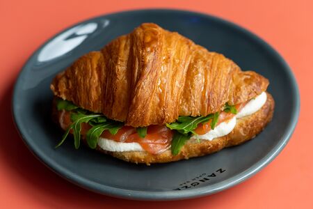 Круассан с лососем