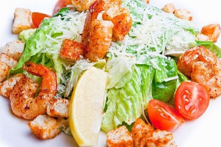 Салат Цезарь с креветками