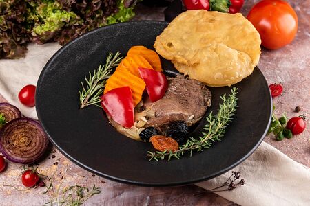 Конина с овощами, сухофруктами и медом