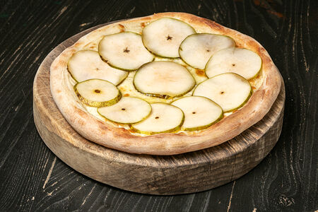 Пицца с горгонзолой и грушей