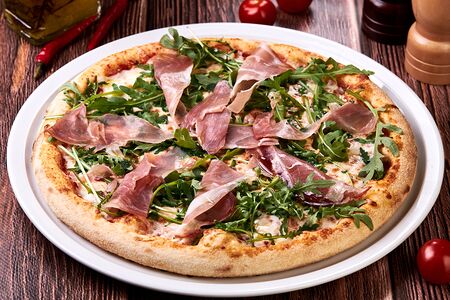 Пицца с пармской ветчиной