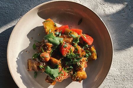 Теплый салат с баклажанами и томатами в соусе сладкий чили