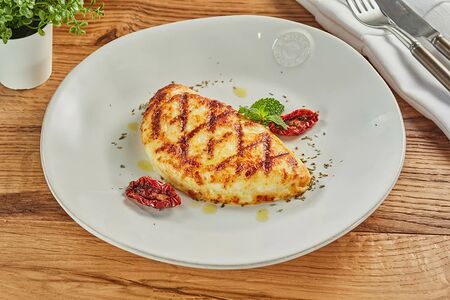 Халуми на гриле с вялеными томатами и мятой