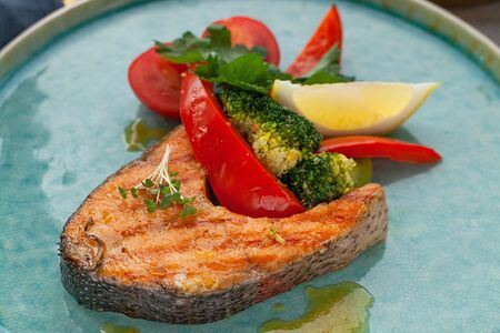 Стейк из лосося с овощами на пару