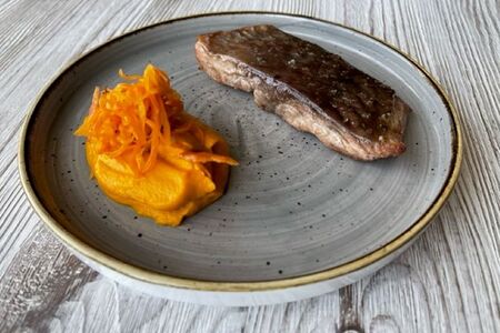 Сазан сухой выдержки с морковным пюре