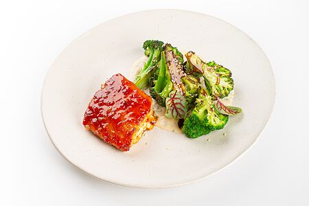 Стейк из семги с брокколи и кунжутным соусом