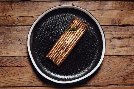 Медовик с карамелью и розмарином