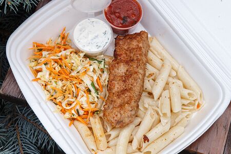 Люля-кебаб куриный с макаронами и капустным салатом